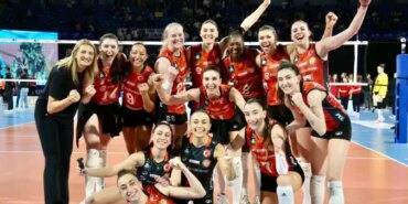 axa-sigorta-kadinlar-kupa-voley-dortlu-finalinde-eczacibasi-dynavit-vakifbanki-maglup-etti-cWtJxkR7.jpg