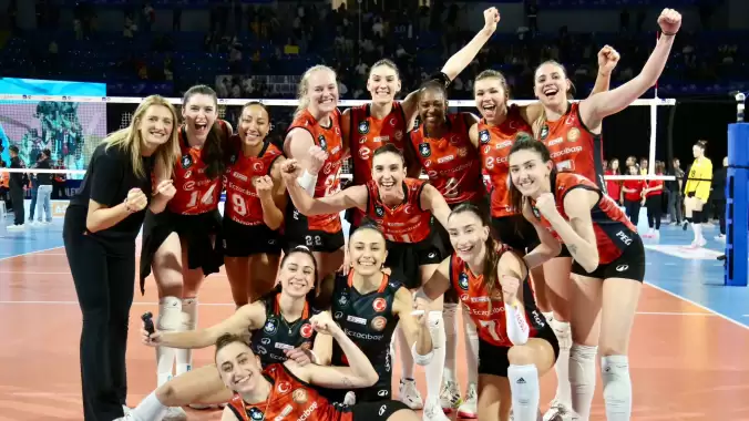 axa-sigorta-kadinlar-kupa-voley-dortlu-finalinde-eczacibasi-dynavit-vakifbanki-maglup-etti-cWtJxkR7.jpg