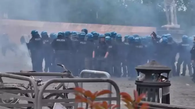 roma-ve-lazio-derbisinde-olaylar-13-polis-yaralandi-XaR8OqeG.jpg