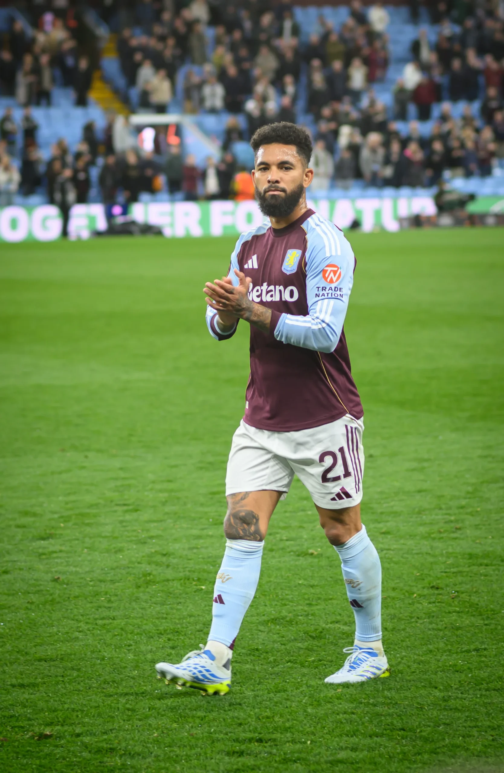 Douglas Luiz Aston Villa formasıyla sahada