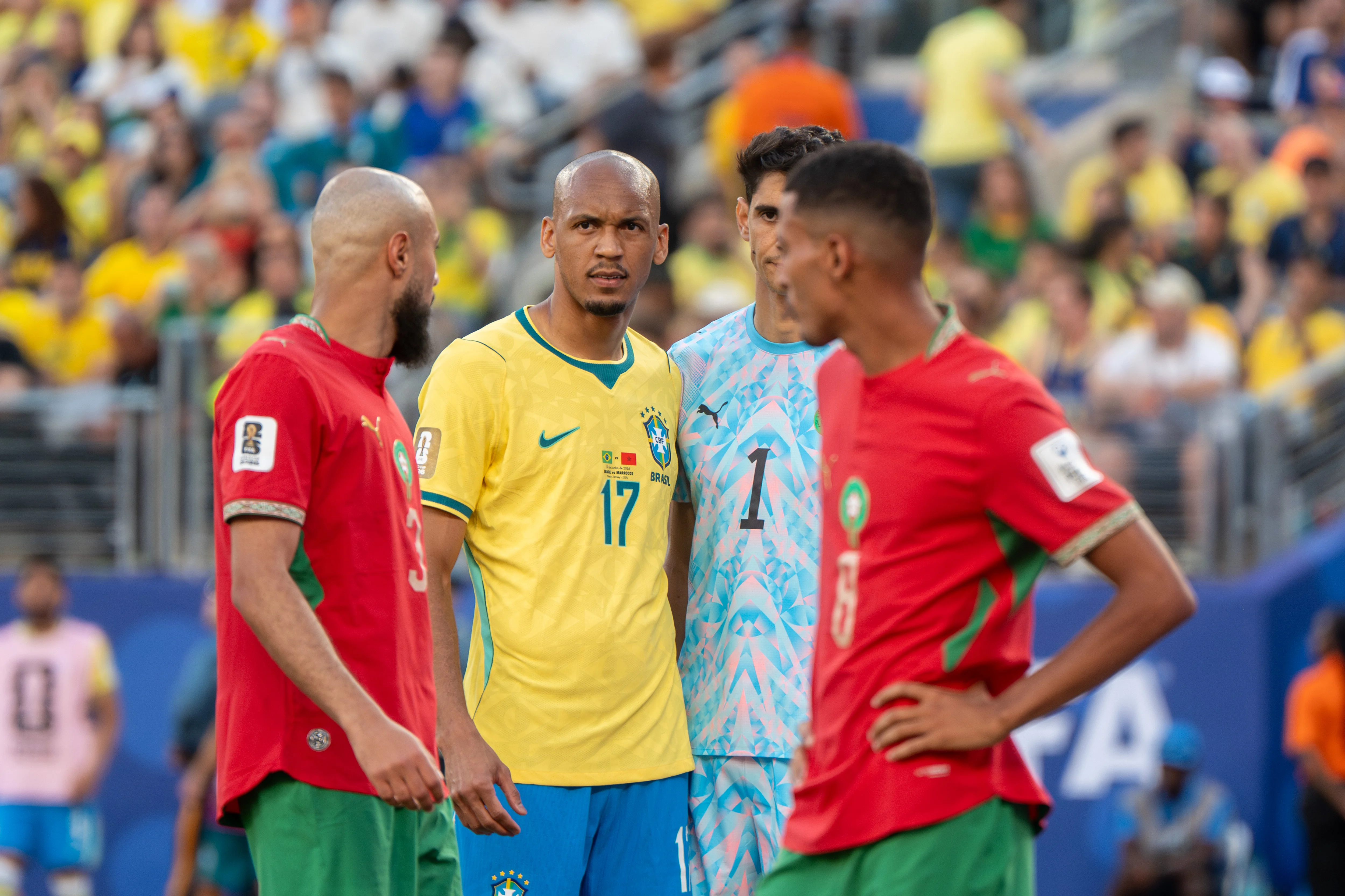 Fabinho, 2026 Dünya Kupası'nda Brezilya - Fas maçı öncesi rakip oyuncularla birlikte sahada