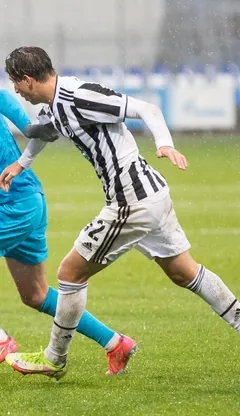 Fabio Miretti Juventus formasıyla topla ilerlerken
