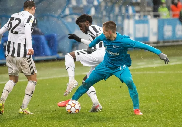 Fabio Miretti (solda, 32 numaralı formayla) Juventus formasıyla Zenit karşısında UEFA Gençler Ligi maçında