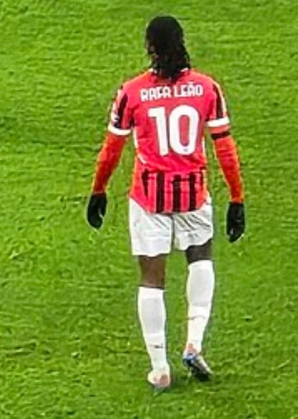 Rafael Leão, AC Milan formasıyla sahada, forma üzerinde adı görünüyor