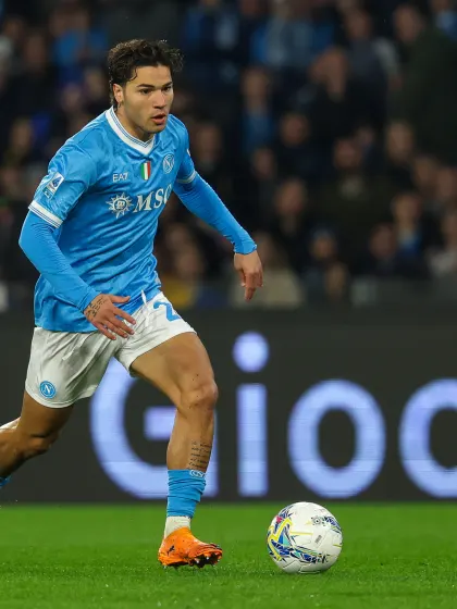 Antonio Vergara, Napoli formasıyla Serie A maçında topla hareketleniyor