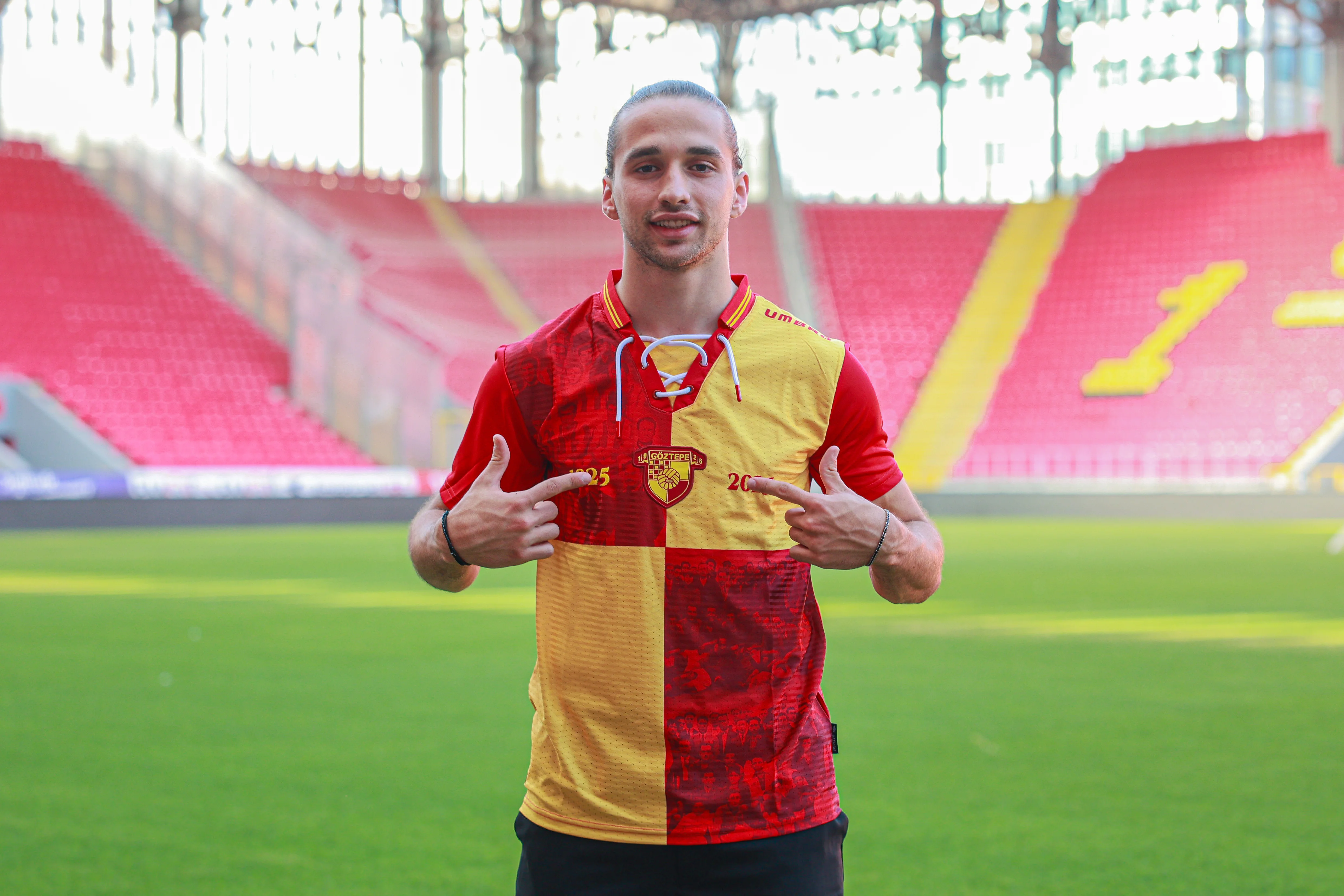 Arda Okan Kurtulan Göztepe stadında forma numarasını gösteriyor