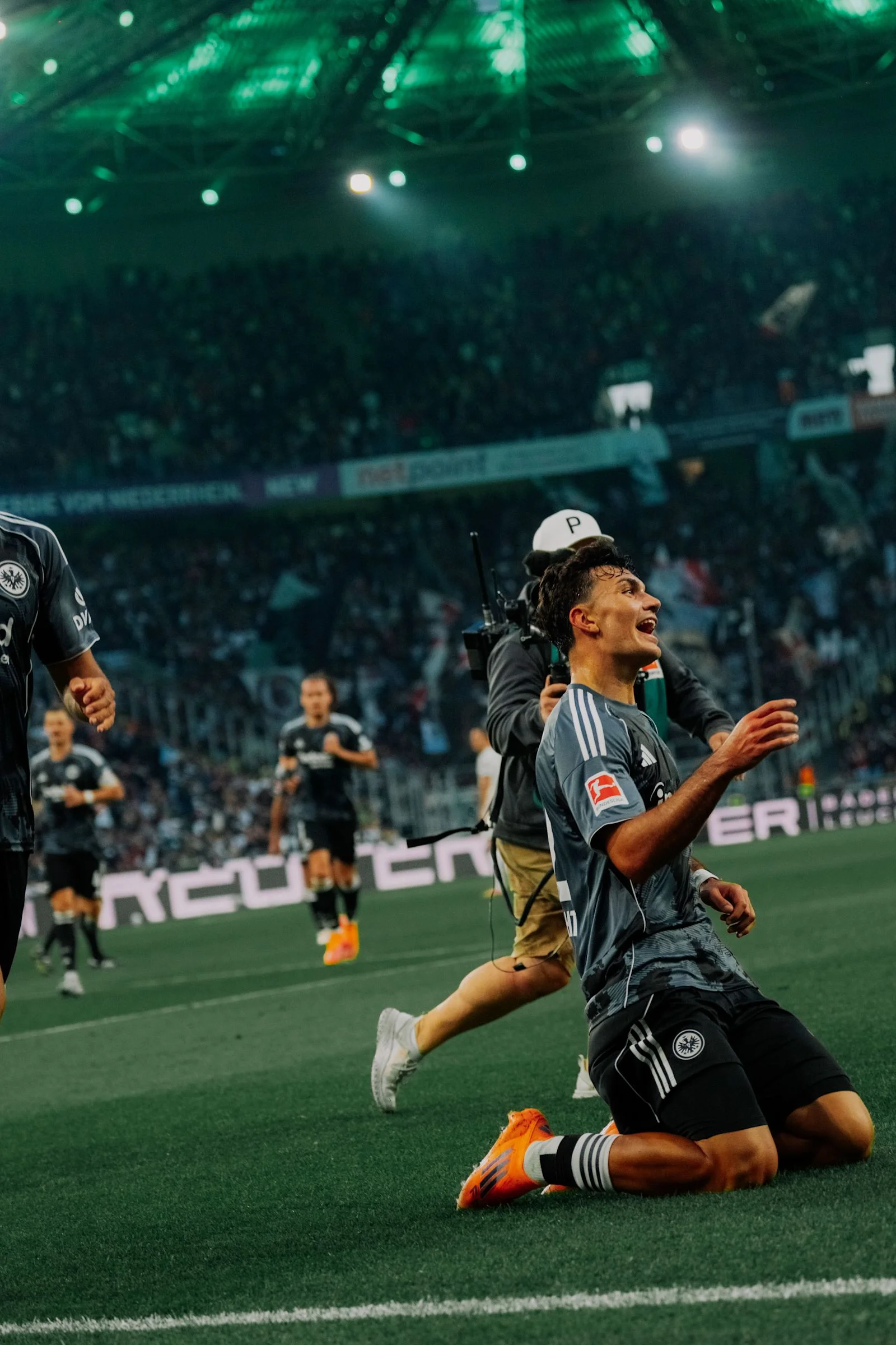 Can Uzun, Borussia Mönchengladbach deplasmanında attığı golü dizleri üstünde kutluyor