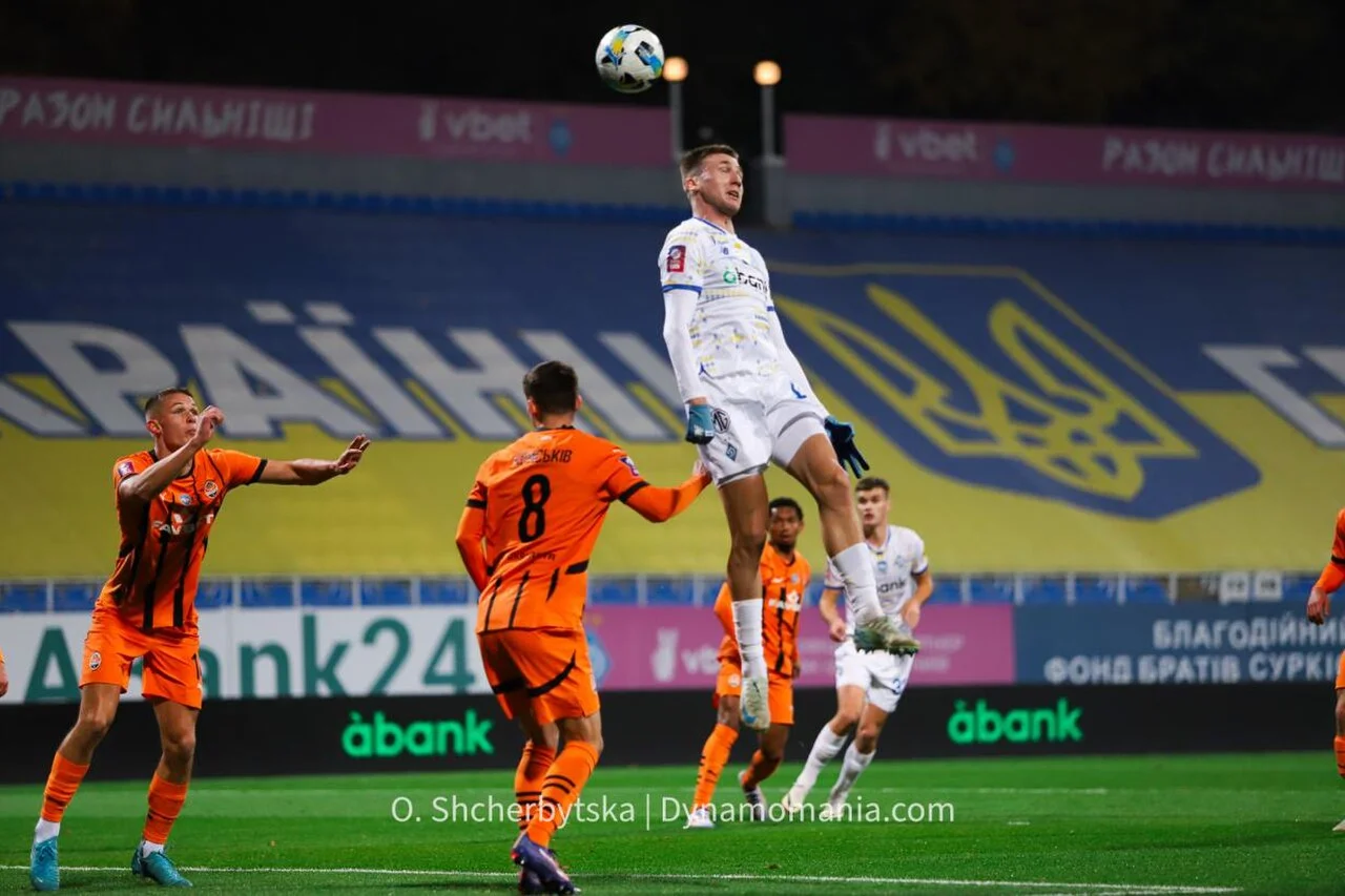 Dinamo Kiev'in bir Süper Lig maçından görüntü, Taras Mykhavko'nun formasını giydiği takım