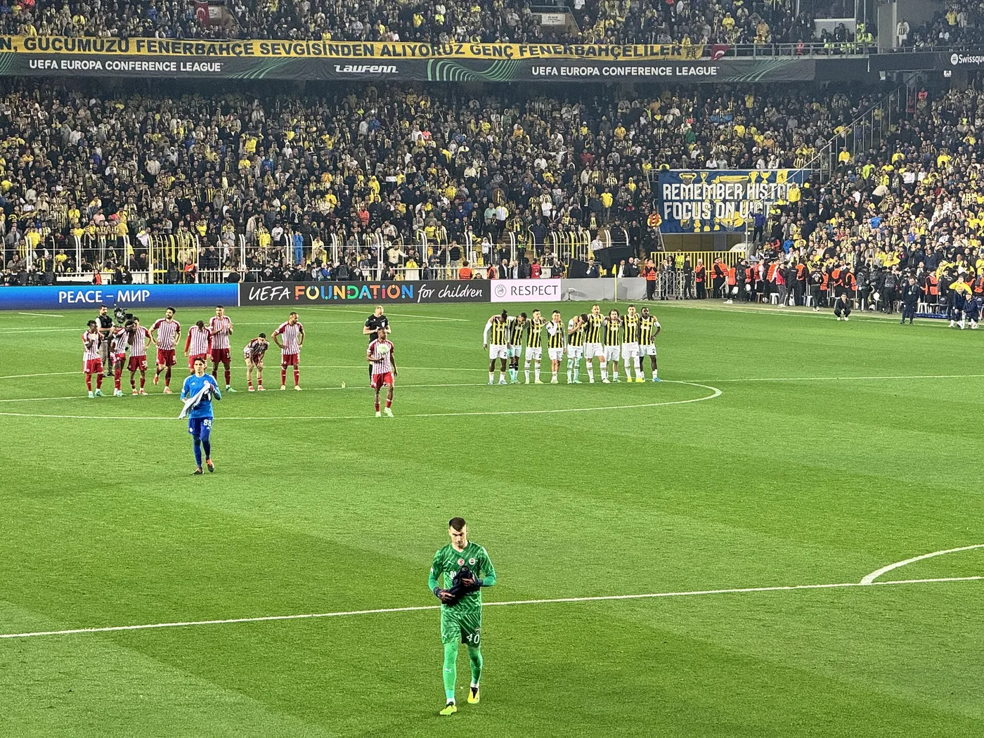 Dominik Livaković, Fenerbahçe - Olympiacos penaltı atışları sırasında sahada, 18 Nisan 2024