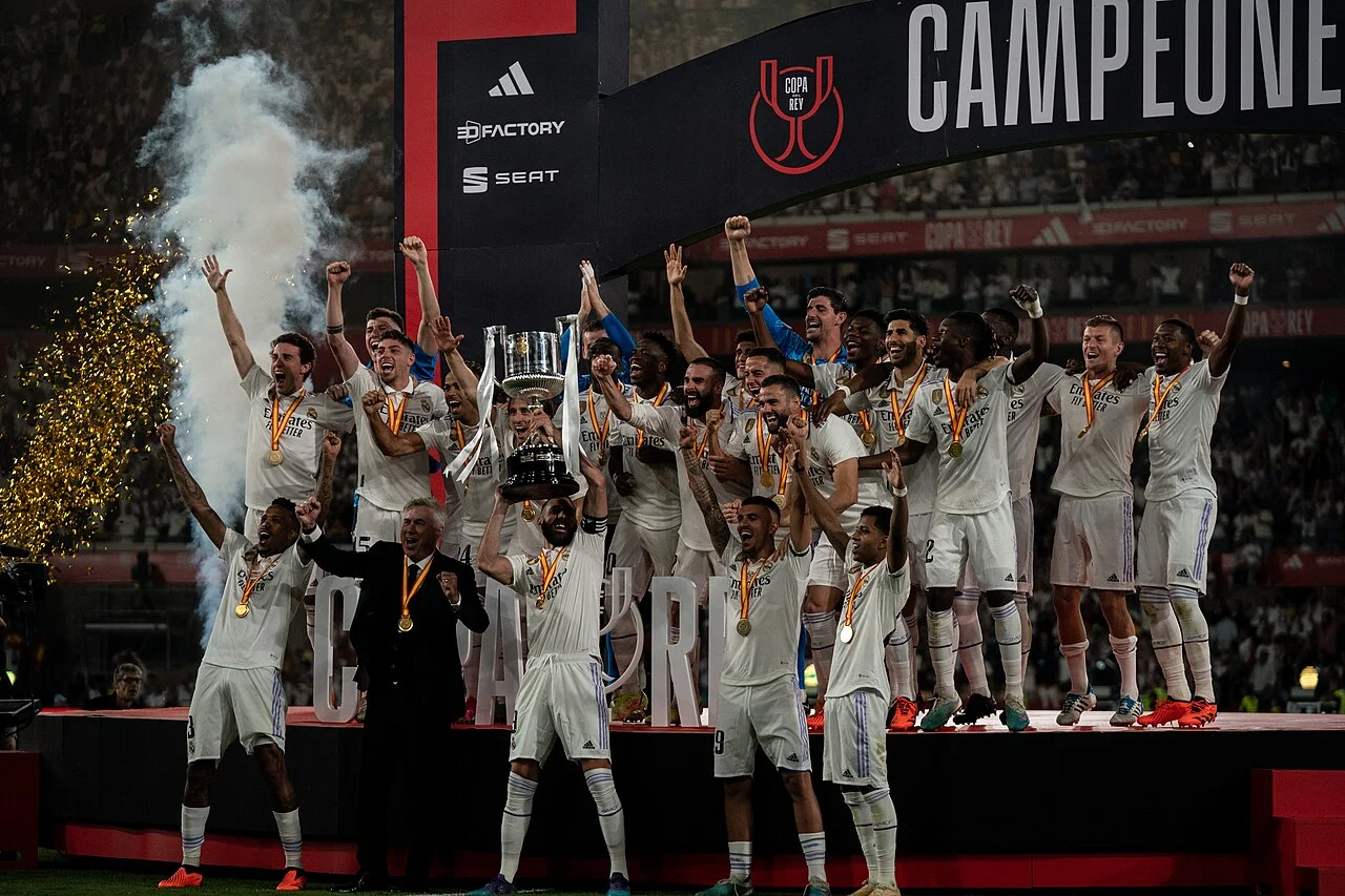 Real Madrid'in 2023 Copa del Rey kutlamasında takım fotoğrafı