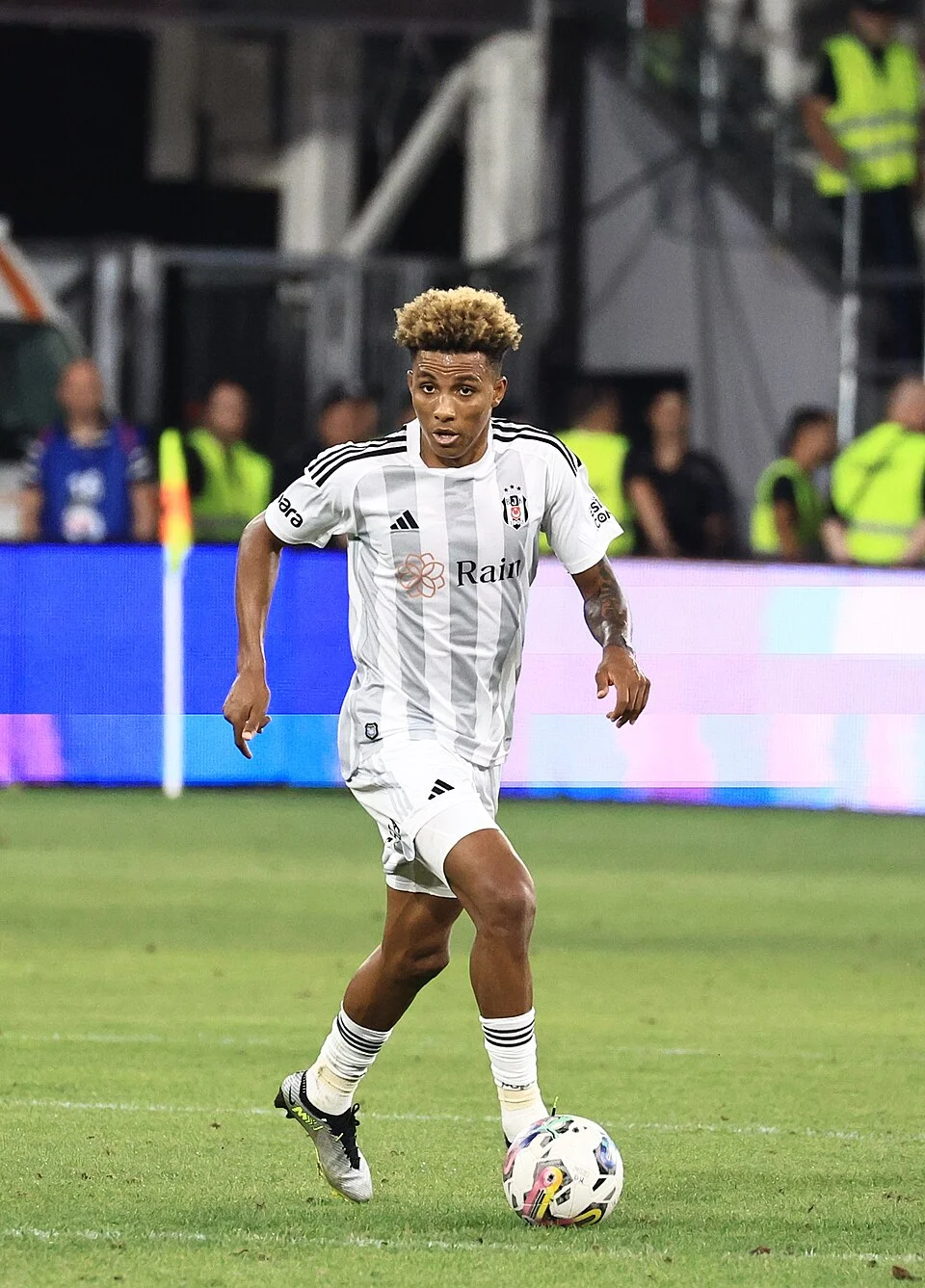 Gedson Fernandes, Beşiktaş forması ile topla ilerliyor
