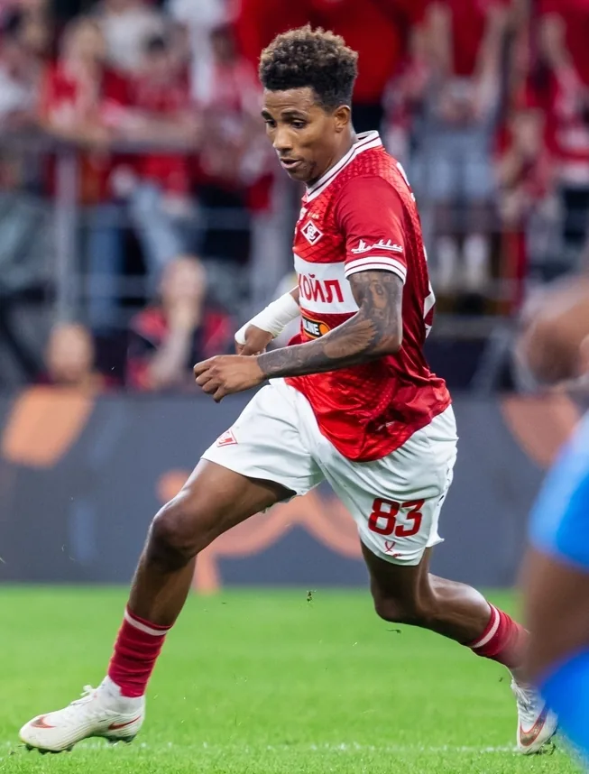 Gedson Fernandes, Spartak Moskova formasıyla 83 numaralı şortuyla topa koşarken