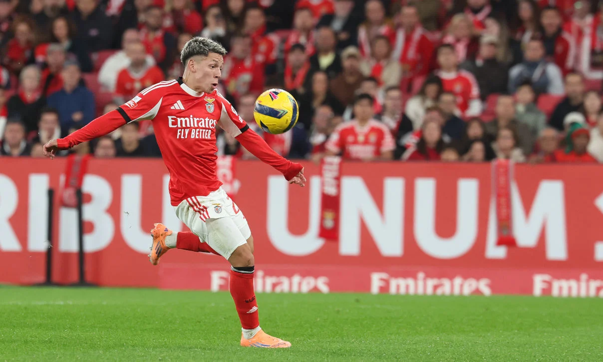 Gianluca Prestianni Benfica formasıyla bir maçta topa koşuyor