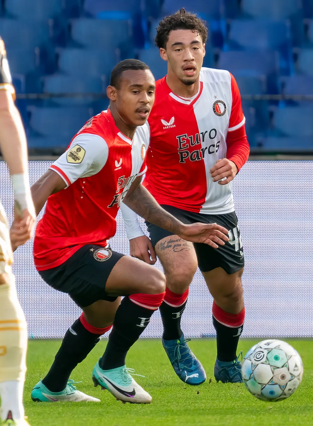 Feyenoord forması giyen Igor Paixão, topa yönelirken