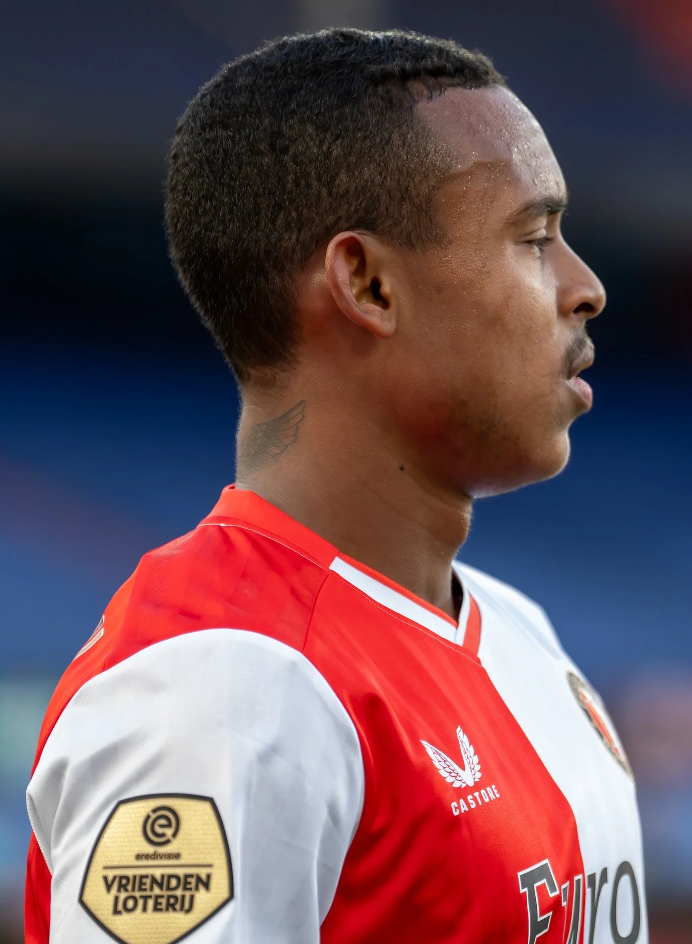 Feyenoord formasıyla Igor Paixão, topla birlikte oyun kurarken