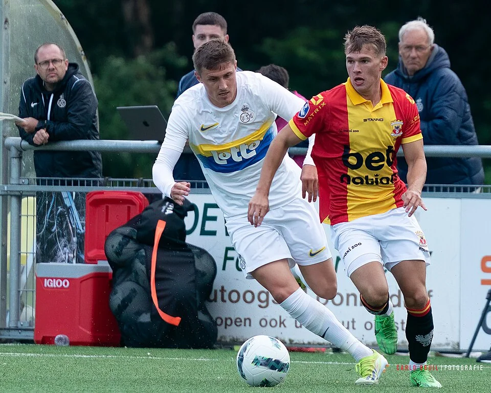 Mathis Suray, Go Ahead Eagles - Royale Union Saint-Gilloise hazırlık maçında topla mücadele ediyor