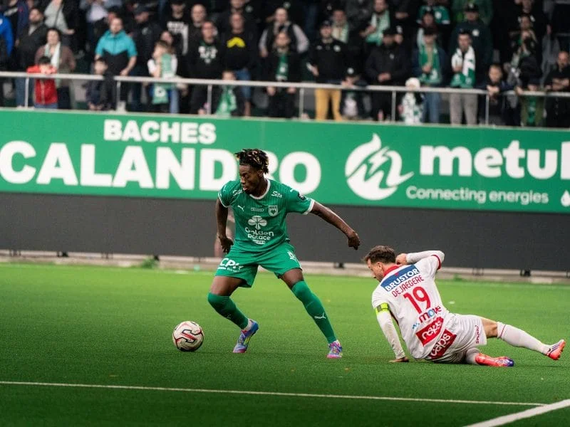Mustapha Isah, RAAL La Louvière formasıyla KV Kortrijk maçında topla ilerliyor