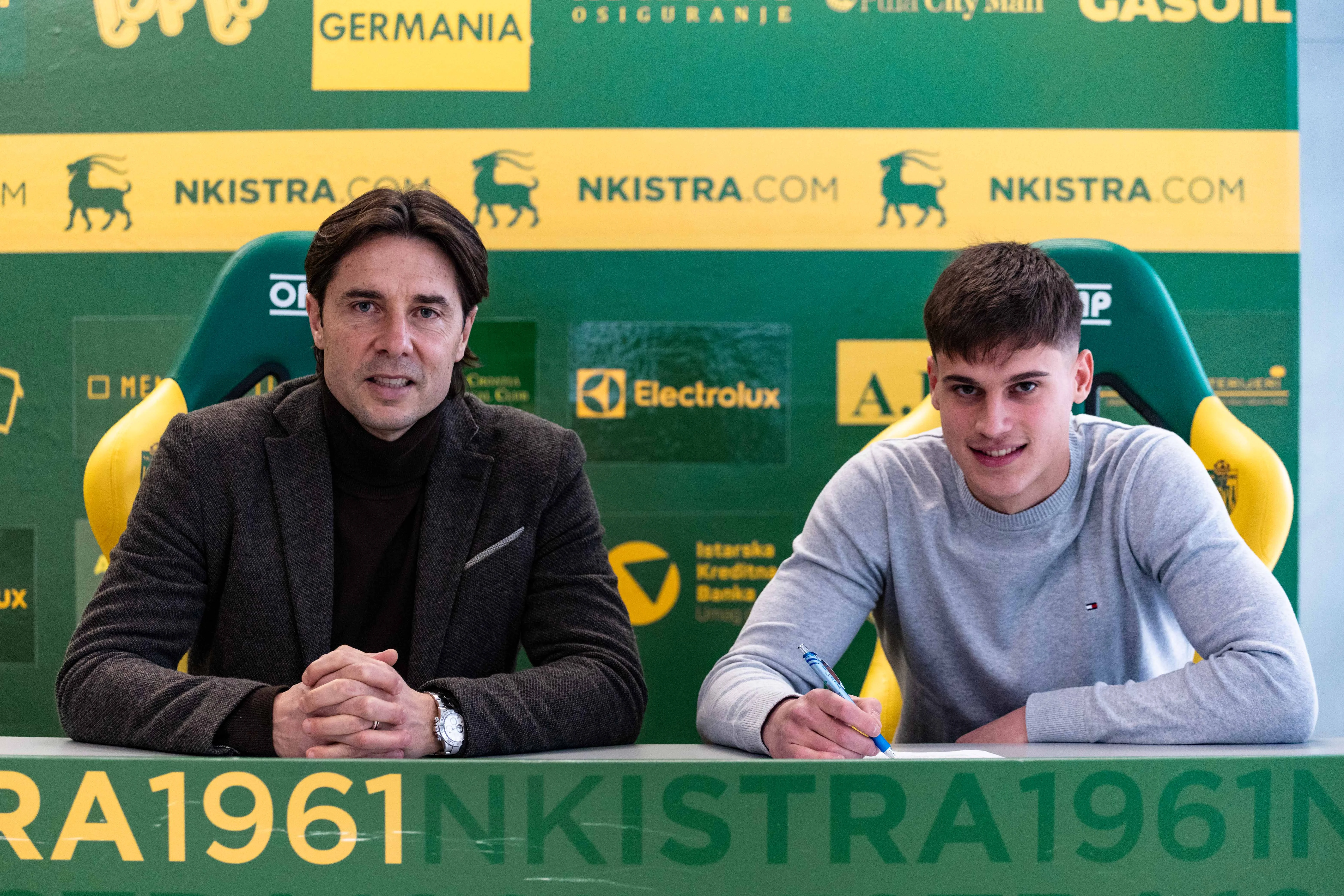 Niko Šepić NK İstra 1961 imza töreninde sportif direktörle