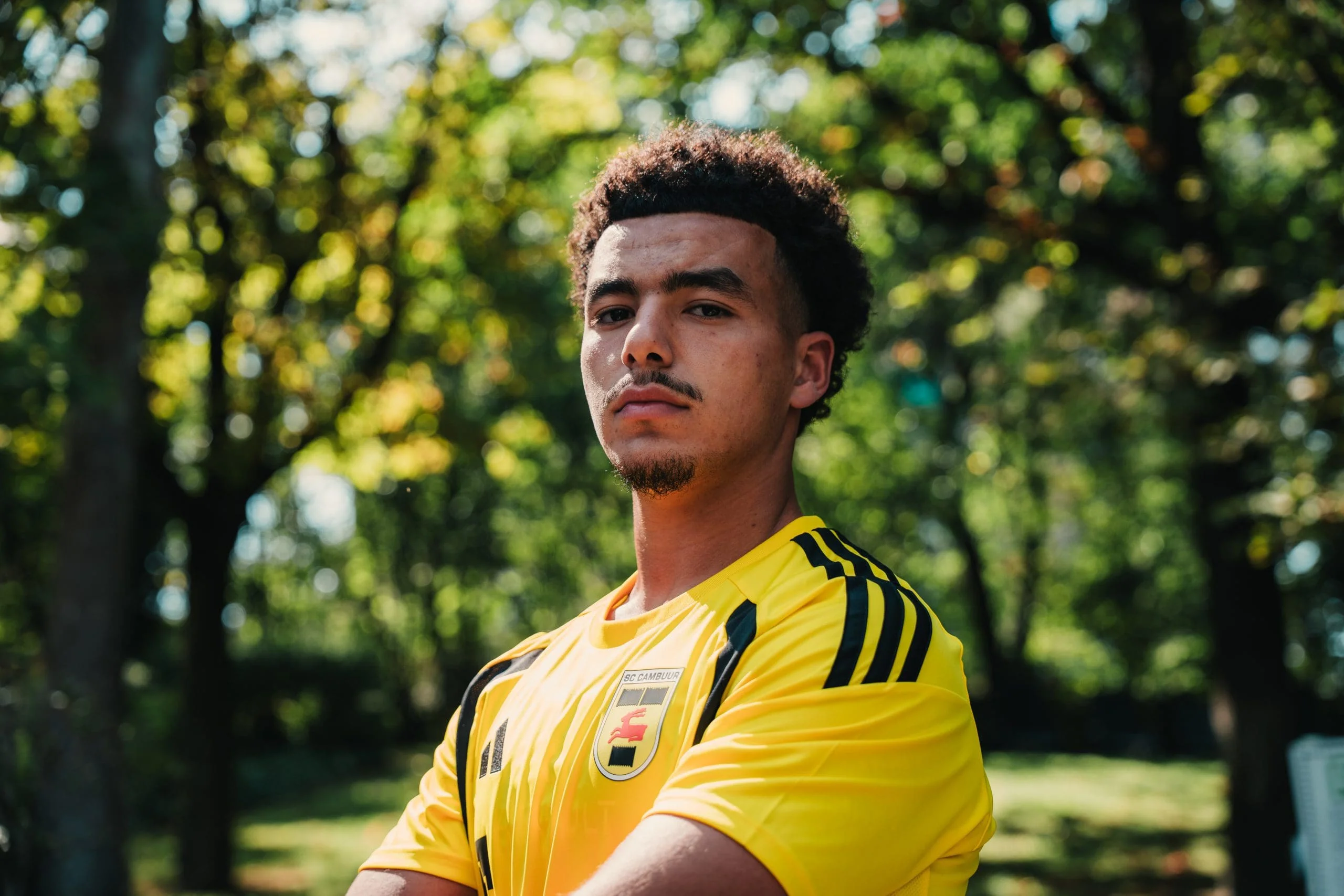 Rafik El Arguioui SC Cambuur forması ile poz veriyor
