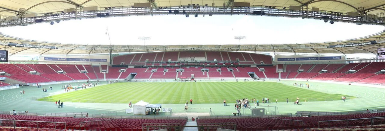VfB Stuttgart'ın Gottlieb-Daimler-Stadion (MHPArena) sahası