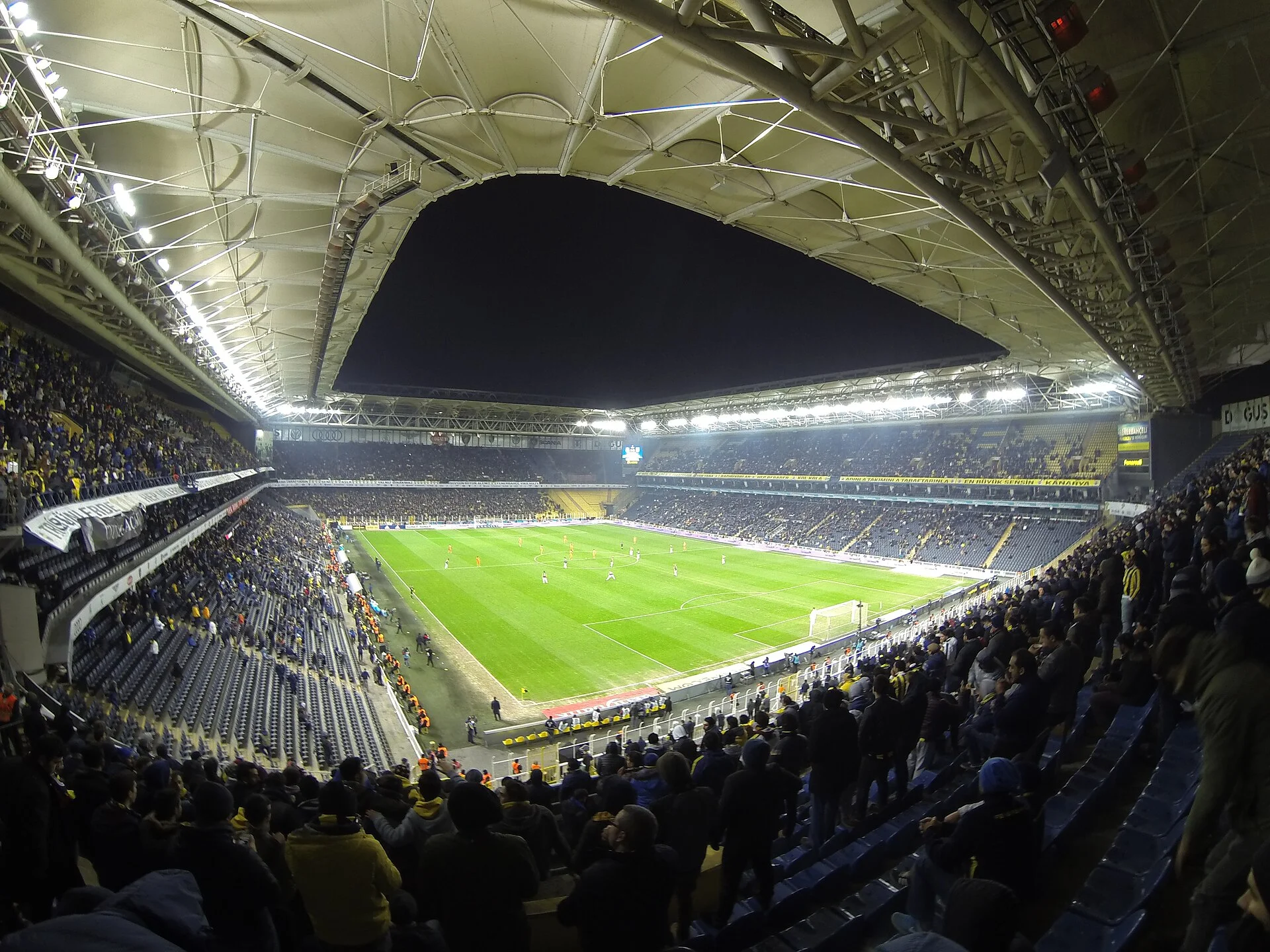 Fenerbahçe'nin Şükrü Saracoğlu Stadyumu, maç gecesinde iç görünüm