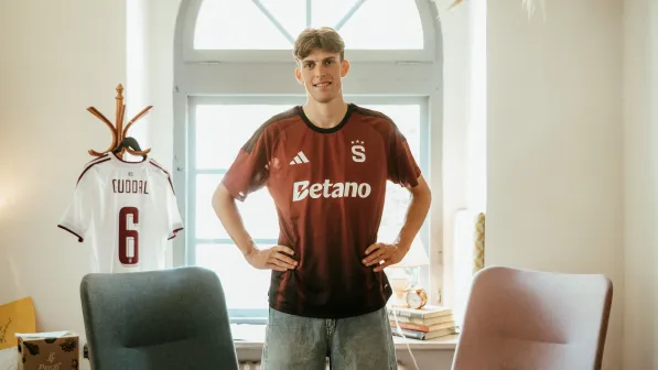 Tobias Guddal Sparta Prag formasıyla poz veriyor