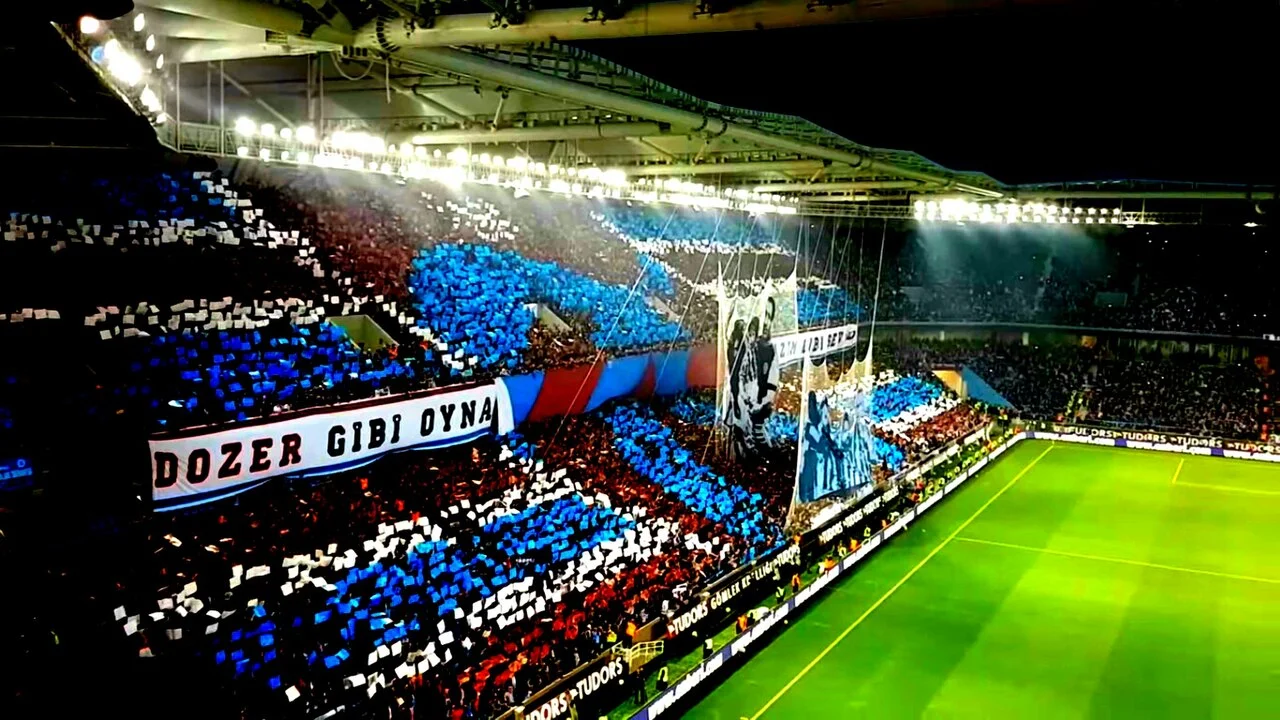 Trabzonspor taraftarlarının Medical Park Stadyumu'ndaki koreografisi