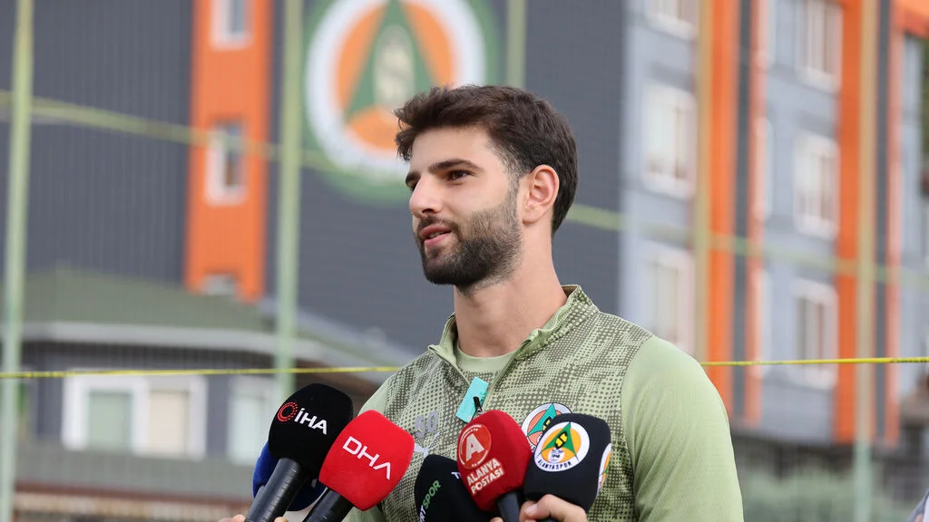 Ümit Akdağ, Alanyaspor forması ile basın mensuplarına açıklama yapıyor