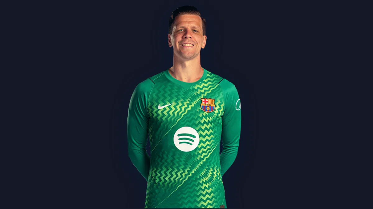 Wojciech Szczęsny, FC Barcelona yeşil kaleci forması ile resmî fotoğraf çekiminde