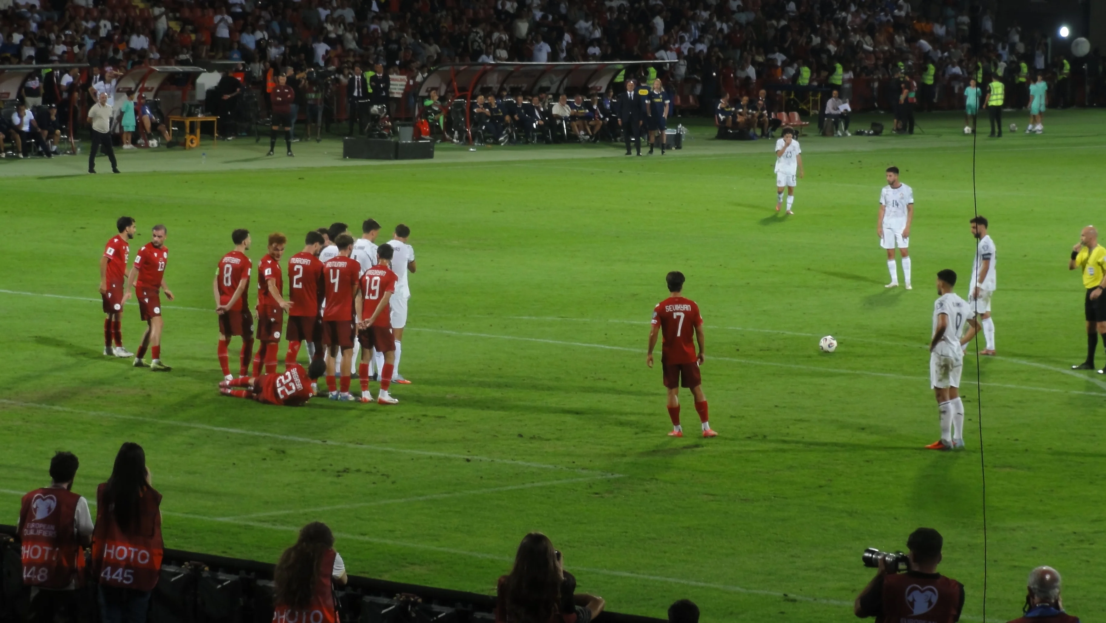 Bruno Fernandes Portekiz formasıyla serbest vuruş öncesi pozisyon alıyor