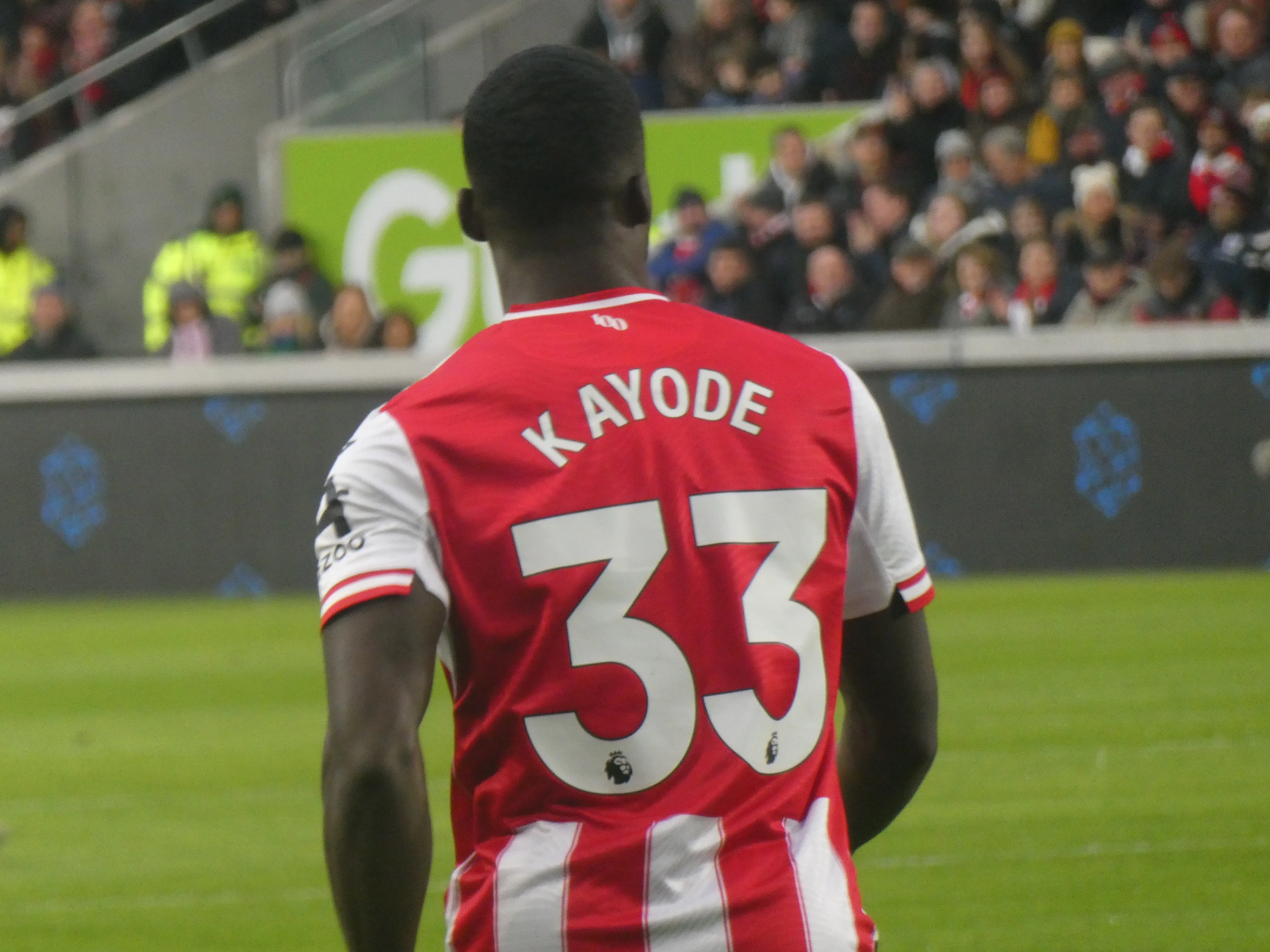 Michael Kayode'nin sırt numarası ve forma ismi Brentford maçında görülüyor