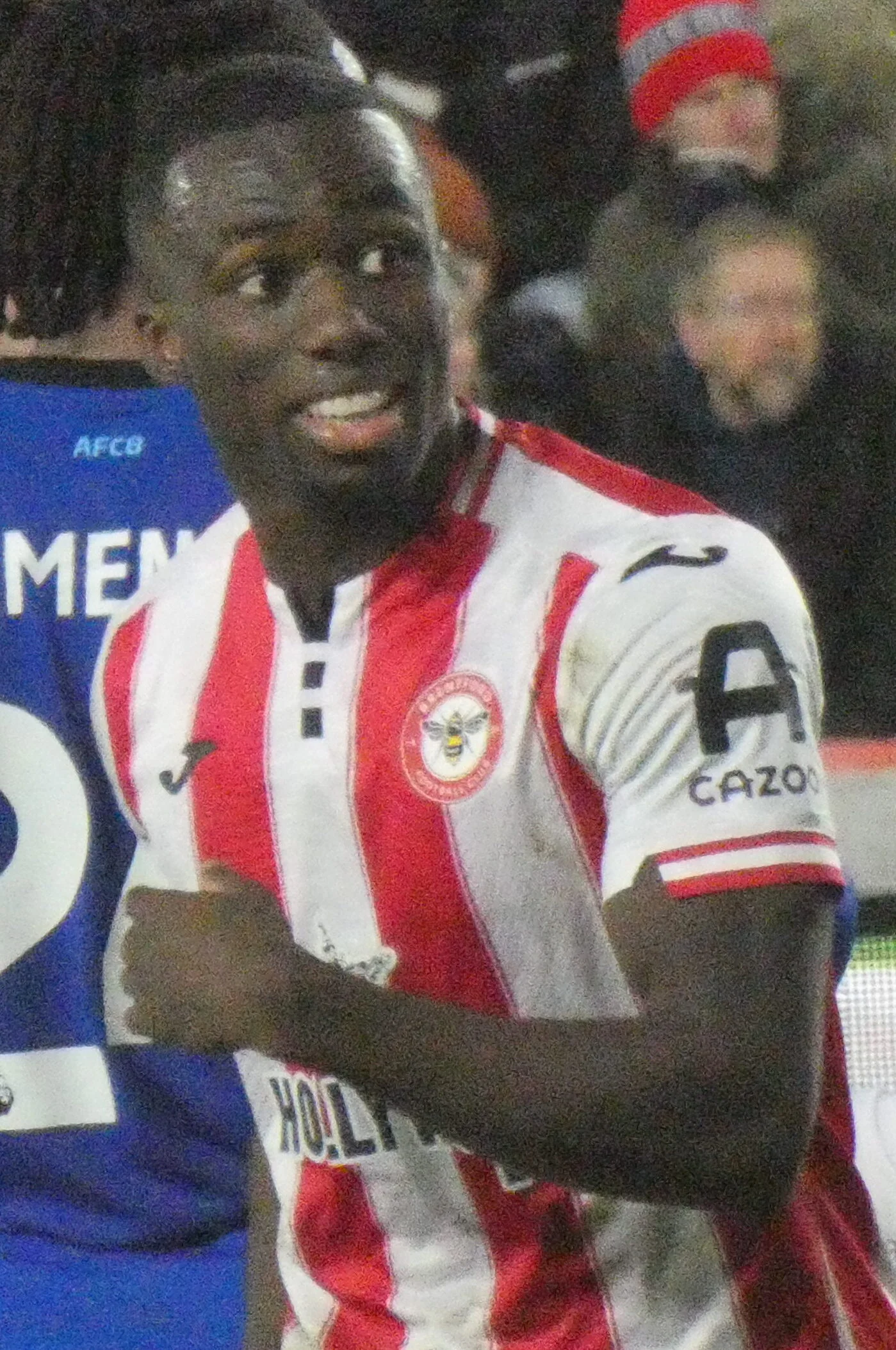 Michael Kayode, Brentford forması giyerken bir maç sonrası sevinç anında