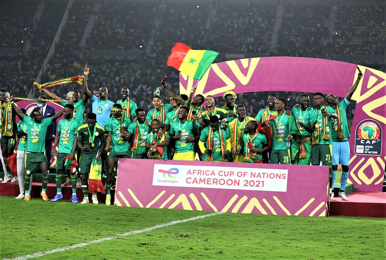 Senegal milli takımı oyuncuları 2021 Afrika Uluslar Kupası finali sonrası kutlama yapıyor