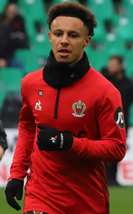 Sofiane Diop OGC Nice formasıyla maç öncesi ısınmada