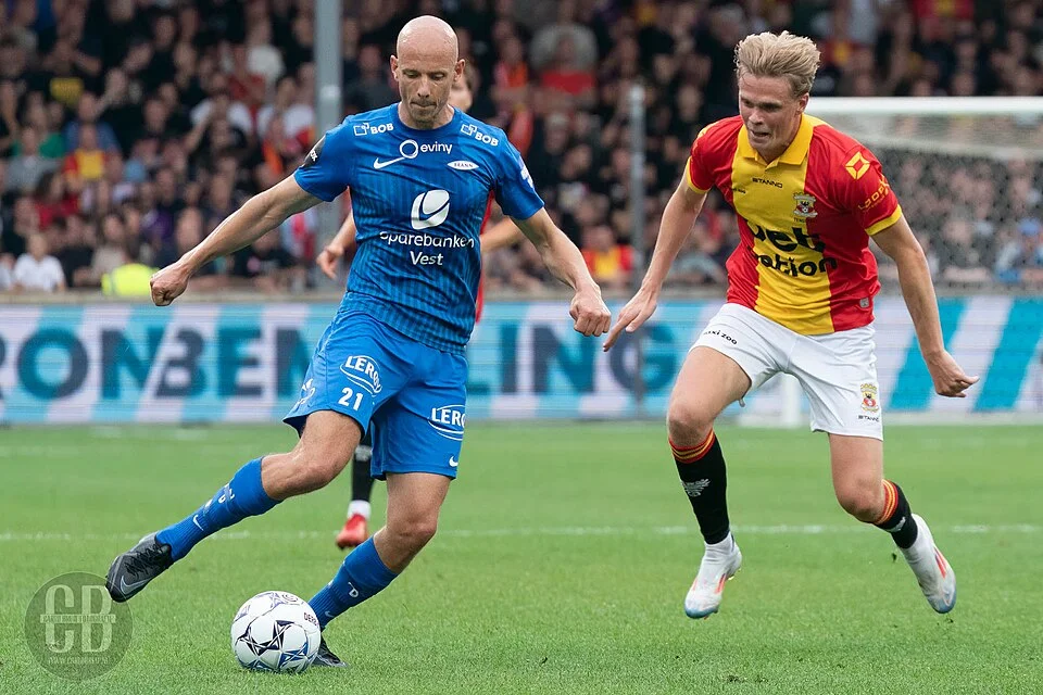 Sören Tengstedt, SK Brann karşısında Konferans Ligi maçında pres yaparken