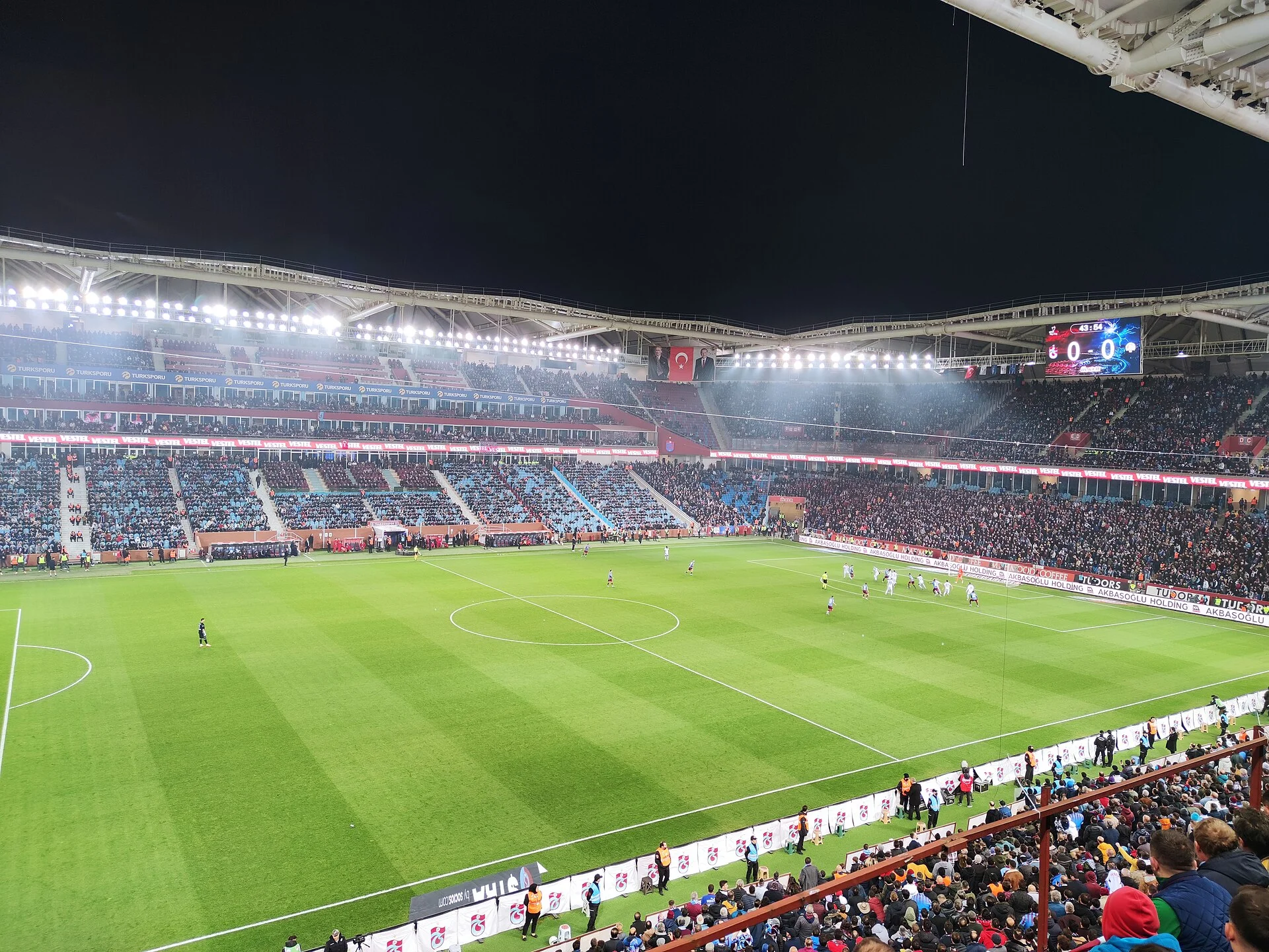 Trabzonspor'un Papara Park'taki bir Süper Lig maçından geniş açı stadyum görüntüsü