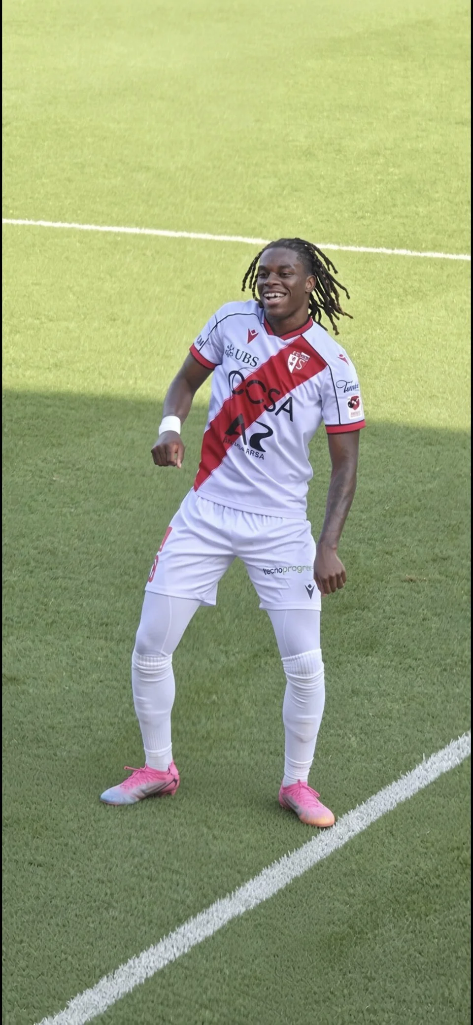 Winsley Boteli FC Sion formasıyla sahada gol sevinci yaşıyor